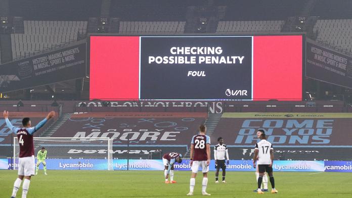 Málem mu ukopl hlavu! VAR zamítl jasnou penaltu pro Newcastle