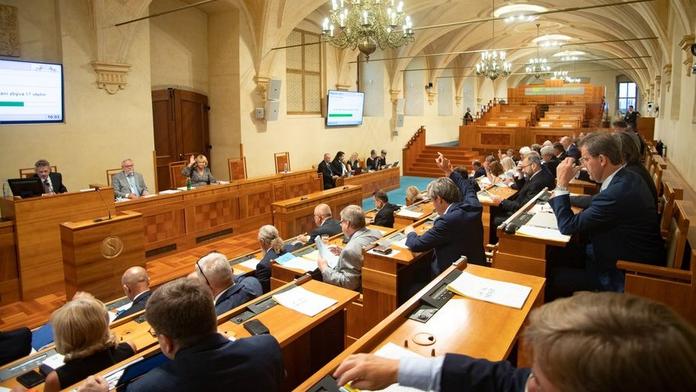 Senátní volby 2022: Přehled všech obvodů a kandidátů
