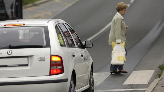 Ženu srazilo auto na přechodu. Zemřela