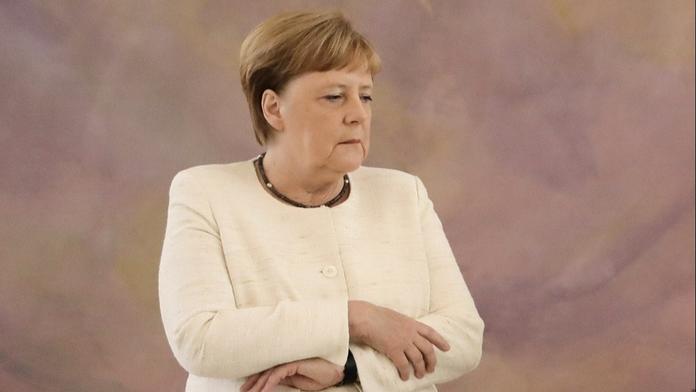Merkelová o Putinových ambicích věděla. NATO by Ukrajinu nezachránilo, tvrdí