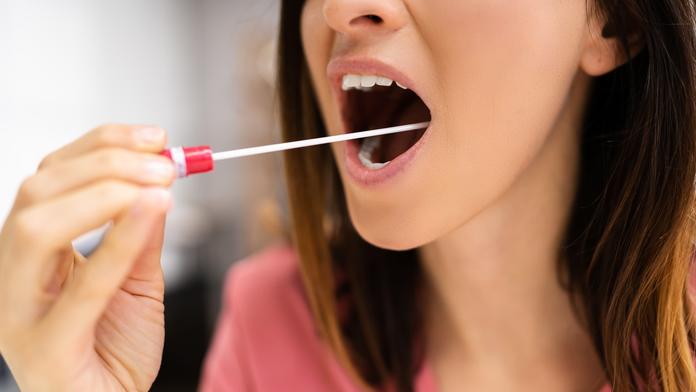 Žena díky DNA testu odhalila rodinné tajemství. Můj život je lež, tvrdí Britka