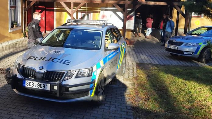 Student přinesl do školy nůž a vyhrožoval spolužákům. Skončil v policejní cele