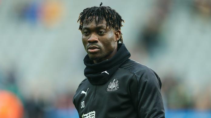Bývalá hvězda Premier League uvízla pod troskami. V Anglii se kvůli ní modlí