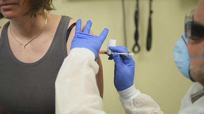 Supervakcína ochrání před covidem i chřipkou, podle vědce vznikne brzy