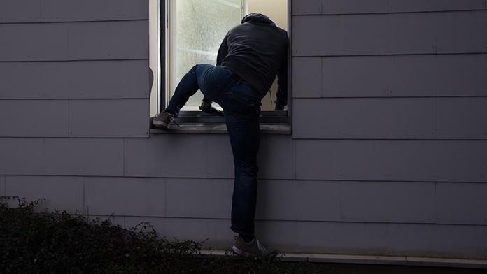 Zloděj si zasedl na rodinu. Do jejího domu se vloupal během roku pětkrát