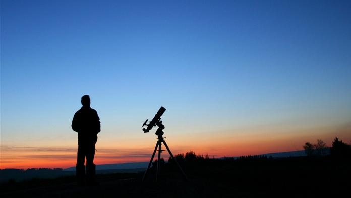Astronom pozoruje noční oblohu