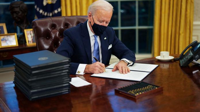 Biden chce zavést roušky napříč USA a turisty poslat do karantény