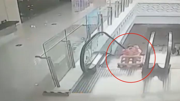 Batole se v chodítku vydalo samo k eskalátorům! Pak začalo padat