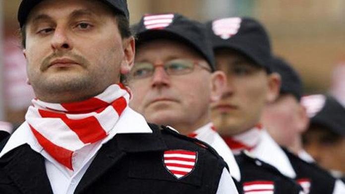 Europoslanec šokoval. Kolegy pozdravil ve fašistické uniformě