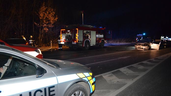 DIVOKÁ HONIČKA u Kladna skončila nehodou! Ujíždějící auto začalo hořet, tři zranění!