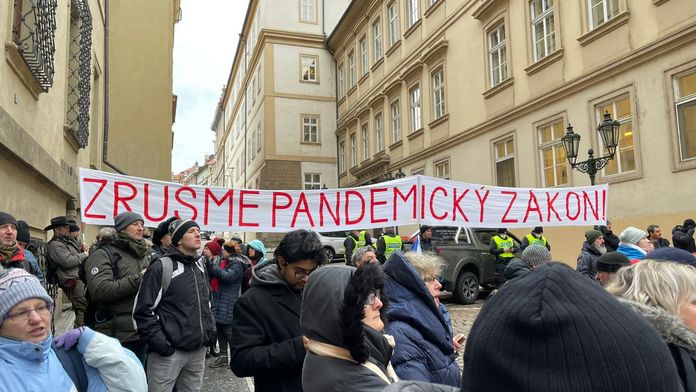 Obstrukce SPD, šibenice i napadení policistů. Jednání poslanců provází problémy
