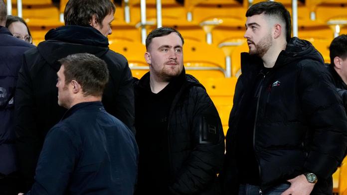 Netradiční příprava Littlera pár dní před MS. Zašel na fotbal do sektoru pro hosty