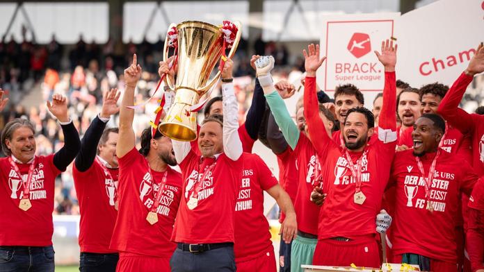 Trenér Mauro Lustrinelli s trofejí pro vítěze švýcarské ligy