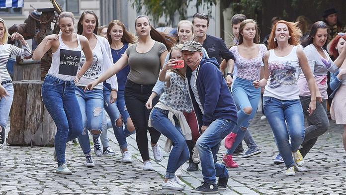 Parkoval, kde neměl! Strážníkům přiznal, že 30 let řídí auto bez řidičáku!