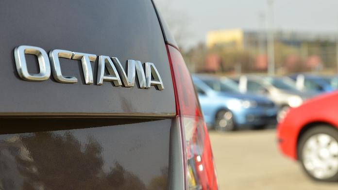 Která auta se u nás prodávají nejrychleji? Octavie to překvapivě nejsou