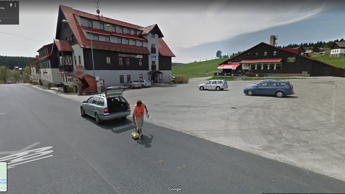 Čechy pobavil muž na cestě s divným předmětem. Expert řekl, o co jde