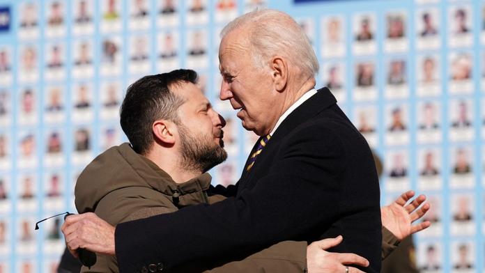 "Proč jsme toho dědka nezabili?" Rusové zuří kvůli cestě Bidena do Kyjeva
