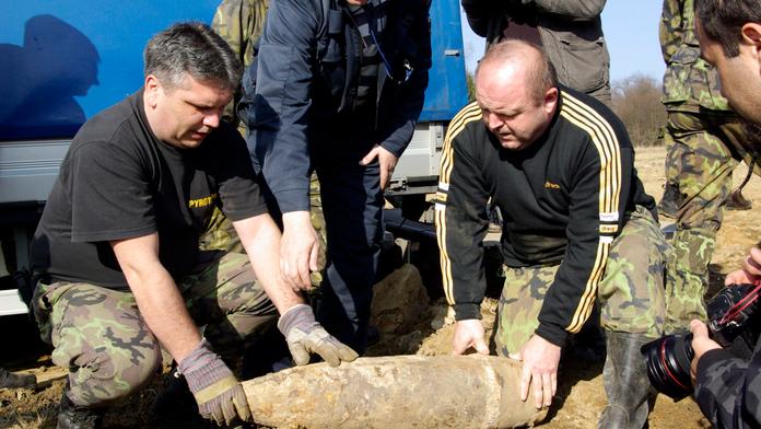 Dělníci vykopali u nemocnice aktivní sovětskou bombu!