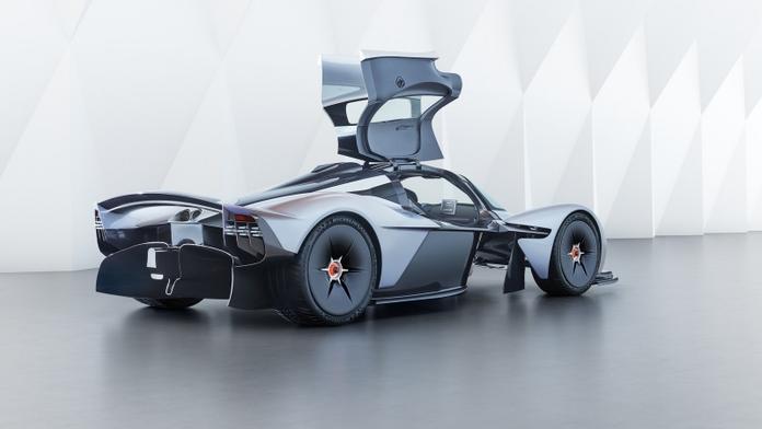 Jede 350 km/h, stojí 90 milionů a může jezdit po stropě