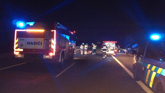 Divočáci způsobili hromadnou nehodu na R6, bouralo 8 aut