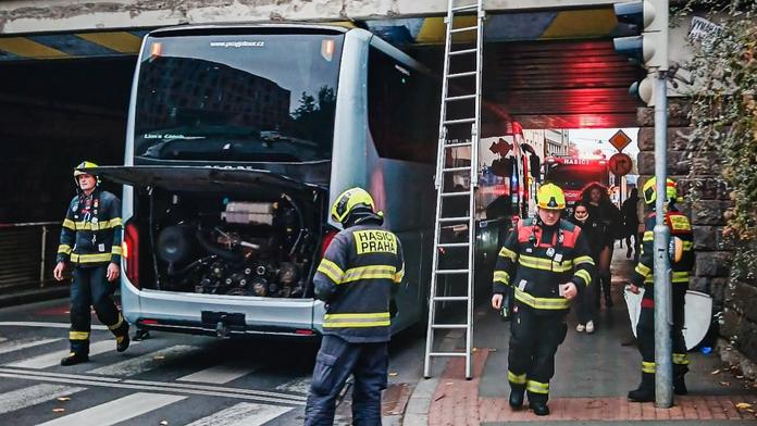 Pod mostem v Praze se zasekl autobus plný dětí. Na pomoc jim vyrazili hasiči