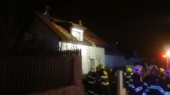 Plameny při požáru u Prahy skočily na druhý dům, škoda jde do milionů