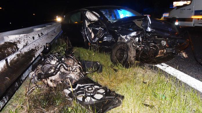 Děsivá srážka tří aut na D1. Superbu to vyrvalo motor