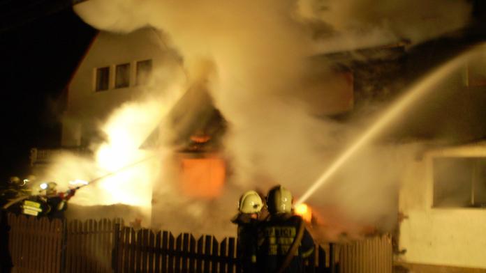 Výbuch! Při požáru explodovala plynová lahev