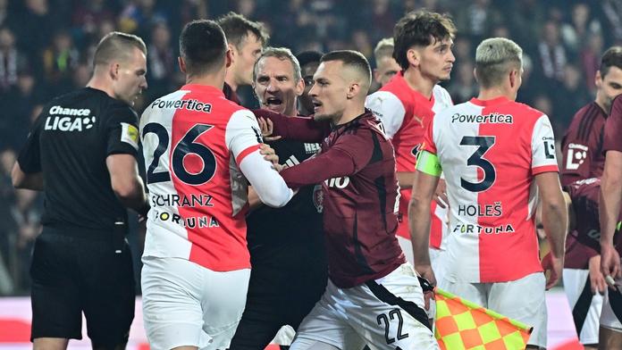Nešťastník Schranz byl u obou gólů Sparty. Haraslín ho musel uklidňovat