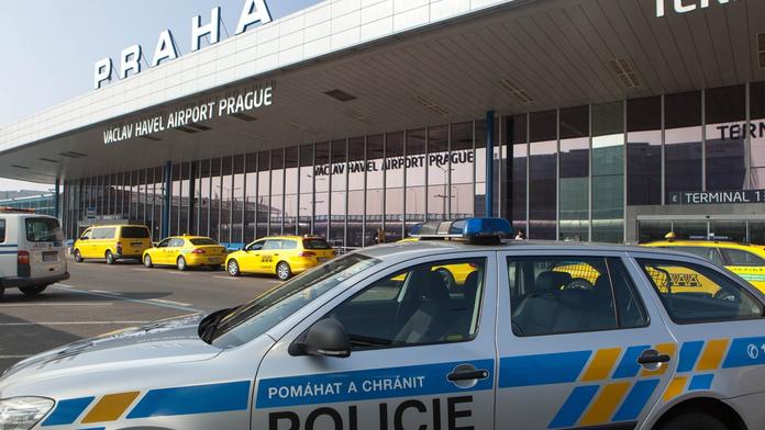 Strach z teroru na letištích: Kontroly budou ještě před nimi