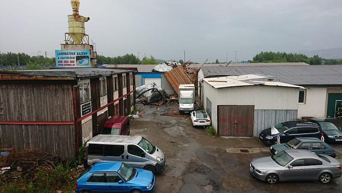 V Českém Těšíně strhl střechu vítr. Hasiči měli napilno také v Praze