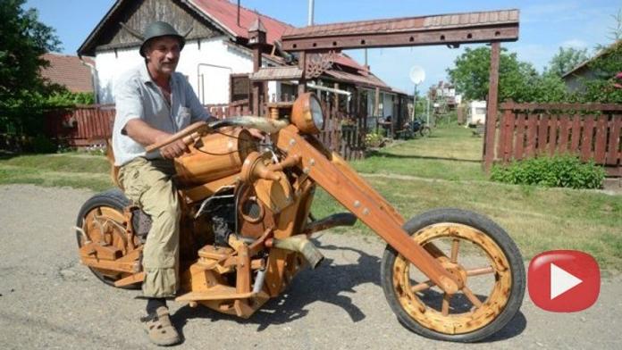 To je ale chopper! Celý ze dřeva a motor má z polského fiátka. FOTKY A VIDEA