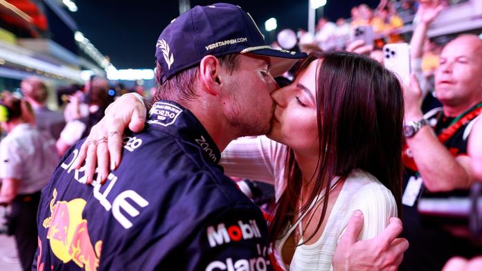 Max Verstappen líbá svou přítelkyni Kelly Piquetovou