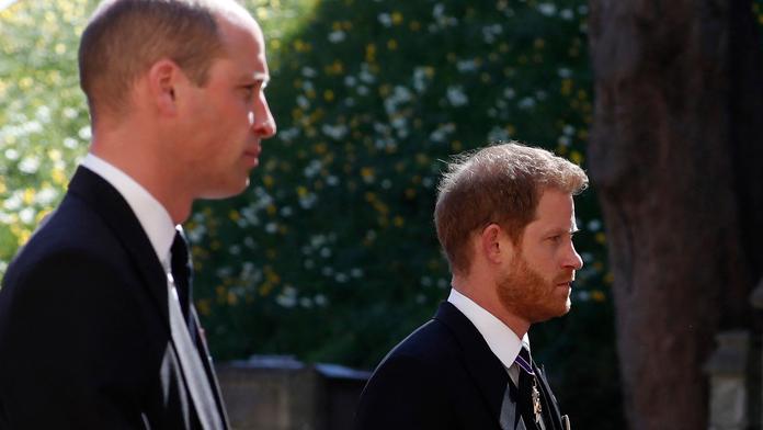 Odezírači ze rtů odhalili, co si William a Harry řekli na pohřbu dědečka