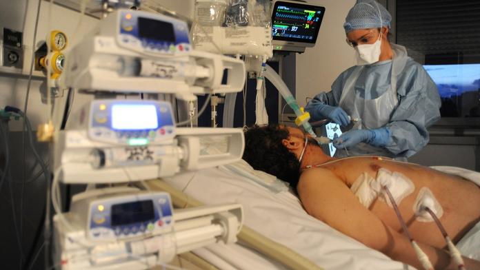 Covid opět zatěžuje nemocnice. V Brně ruší naplánované operace