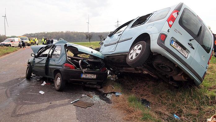 Pět zraněných při srážce aut, opilý řidič nedal přednost na křižovatce