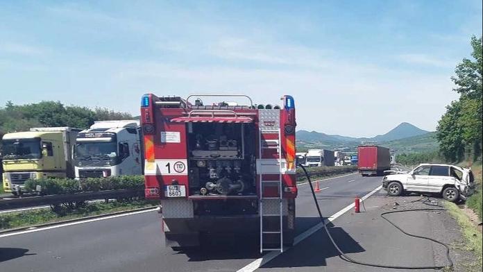 Tragická nehoda zastavila provoz na D8. Na místě zemřeli dva lidé