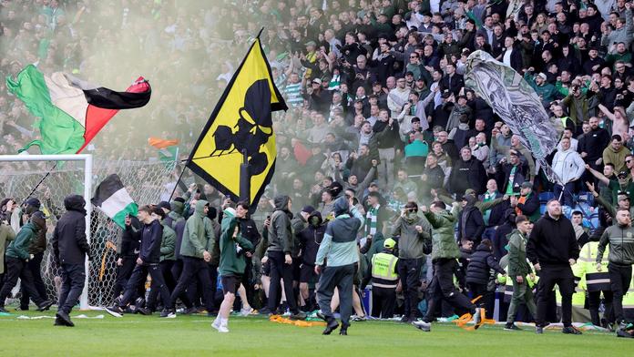 Fanoušci Celticu vtrhli na hřiště po vítězném gólu Tomáše Čvančary