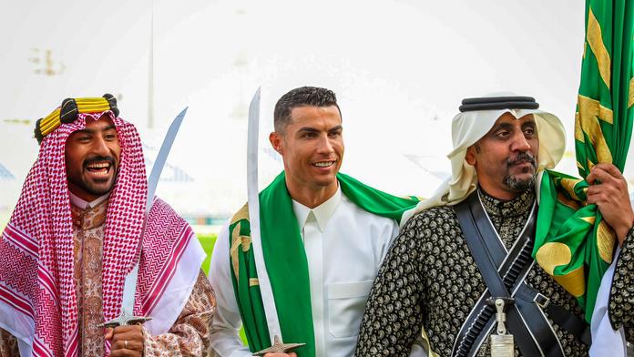 Ronaldo slavil v Saúdské Arábii. Pózoval s mečem i tradičním oděvem