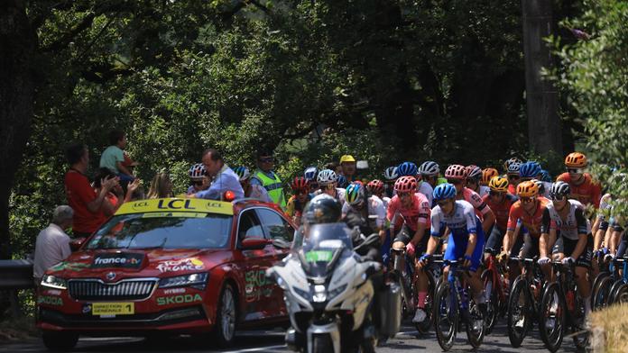 Čtrnáctou etapu TdF ovlivnil hromadný pád. Několik jezdců muselo do nemocnice