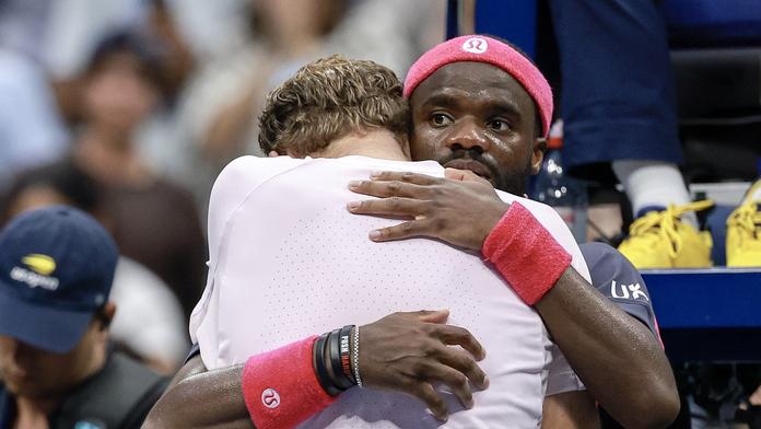 Frances Tiafoe po výhře utěšuje brečícího Alexe Michelsena