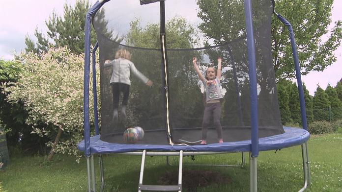 Trampolíny dětem způsobují vážné úrazy. Lékař ukázal děsivou statistiku