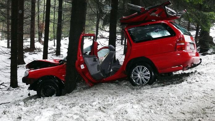 Auto vyletělo ze silnice, řidič náraz do stromu nepřežil