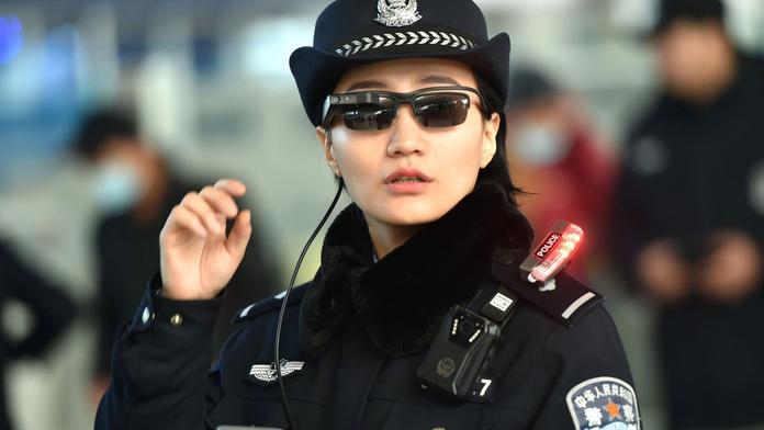Ze sci-fi je realita. Policisté nosí brýle, které poznají podezřelé!
