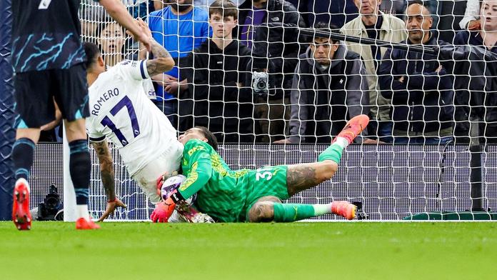 Romero z Tottenhamu fauluje brankáře Manchesteru City Edersona