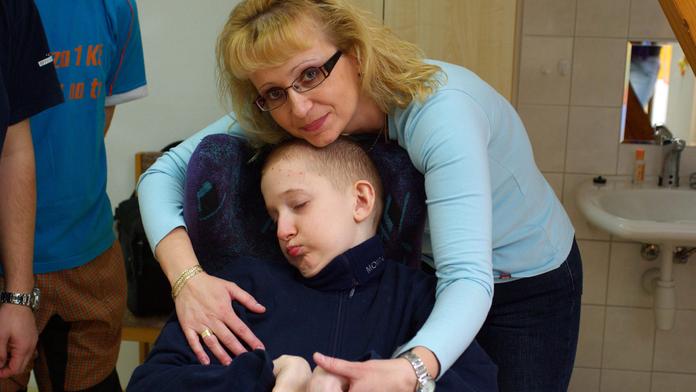 Po selhání učitelů NA ŠKOLNÍM VÝLETĚ byl Filip 10 let v komatu! Teď umřel mámě v náručí