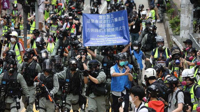 Vyhrocené protesty v Hongkongu, policie rozháněla dav slzným plynem