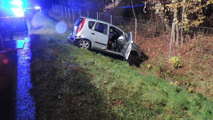 Žena vypadla z jedoucího auta na dálnici! Pak na ní minuty seděla