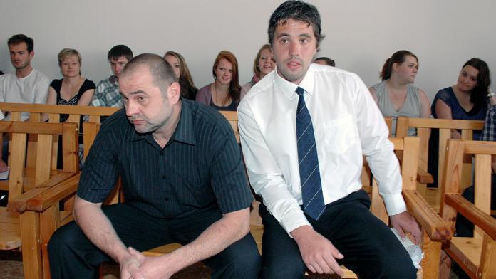 Umlátili souseda před očima jeho syna, dostali 15 let vězení