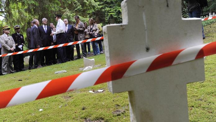 Tragická hra na hřbitově: Dítě (†2) zavalil převrácený náhrobek